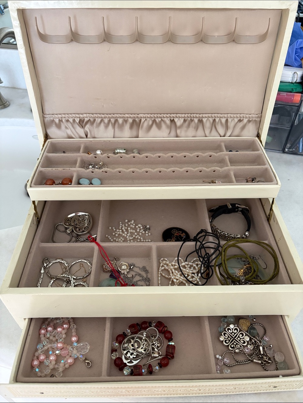 VGUC Vintage Mele USA Jewelry ivory Opening Box